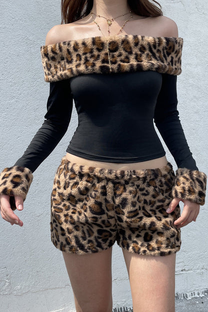 Conjunto de dos piezas de forro polar con estampado de leopardo y hombros descubiertos