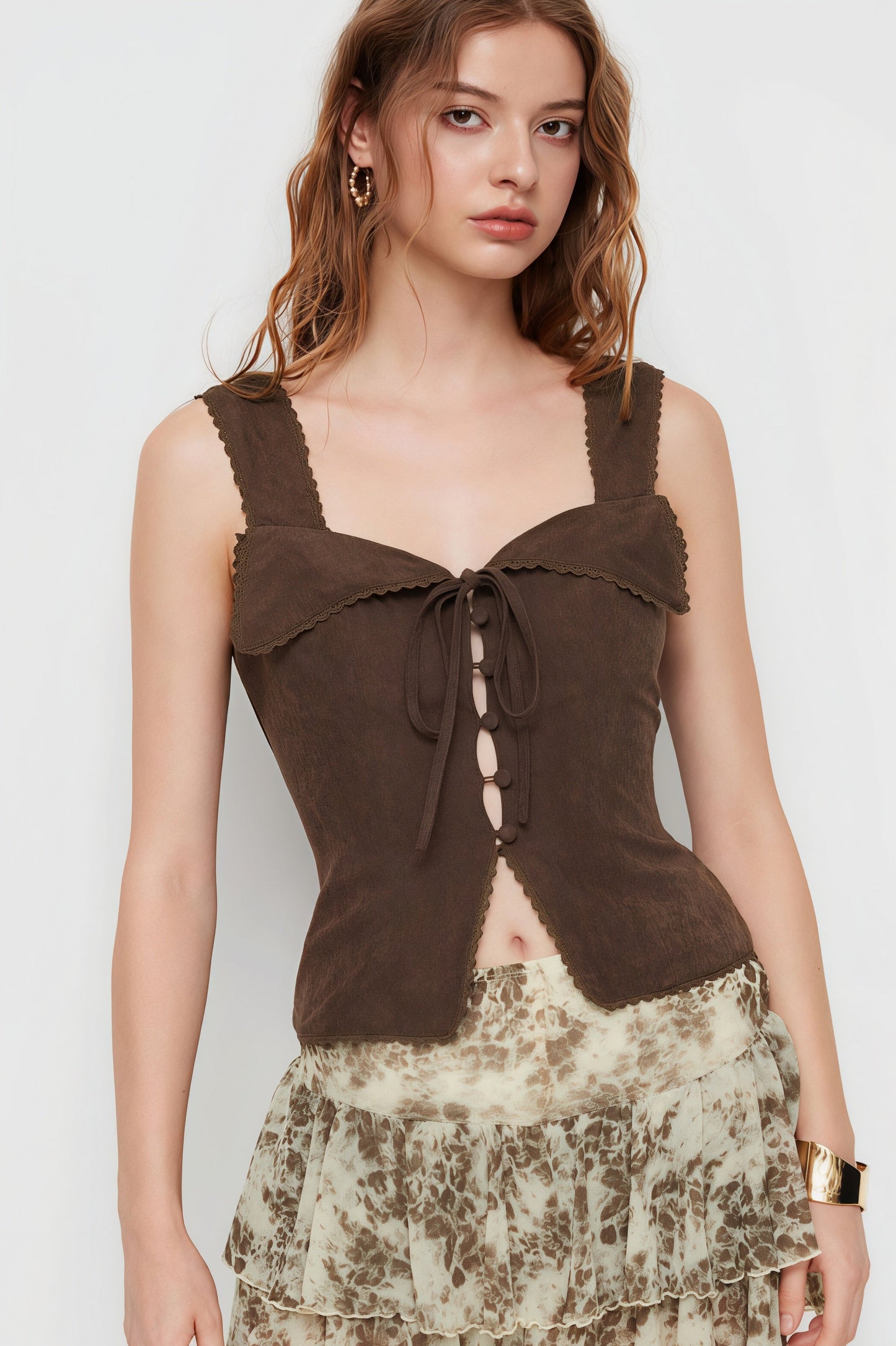 Top de tirantes elegantes con lazo fino
