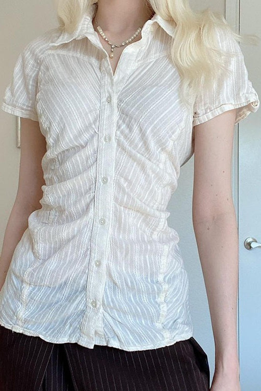 Blusa Blanca Texturizada Ajustada Fruncida con Cuello Polo