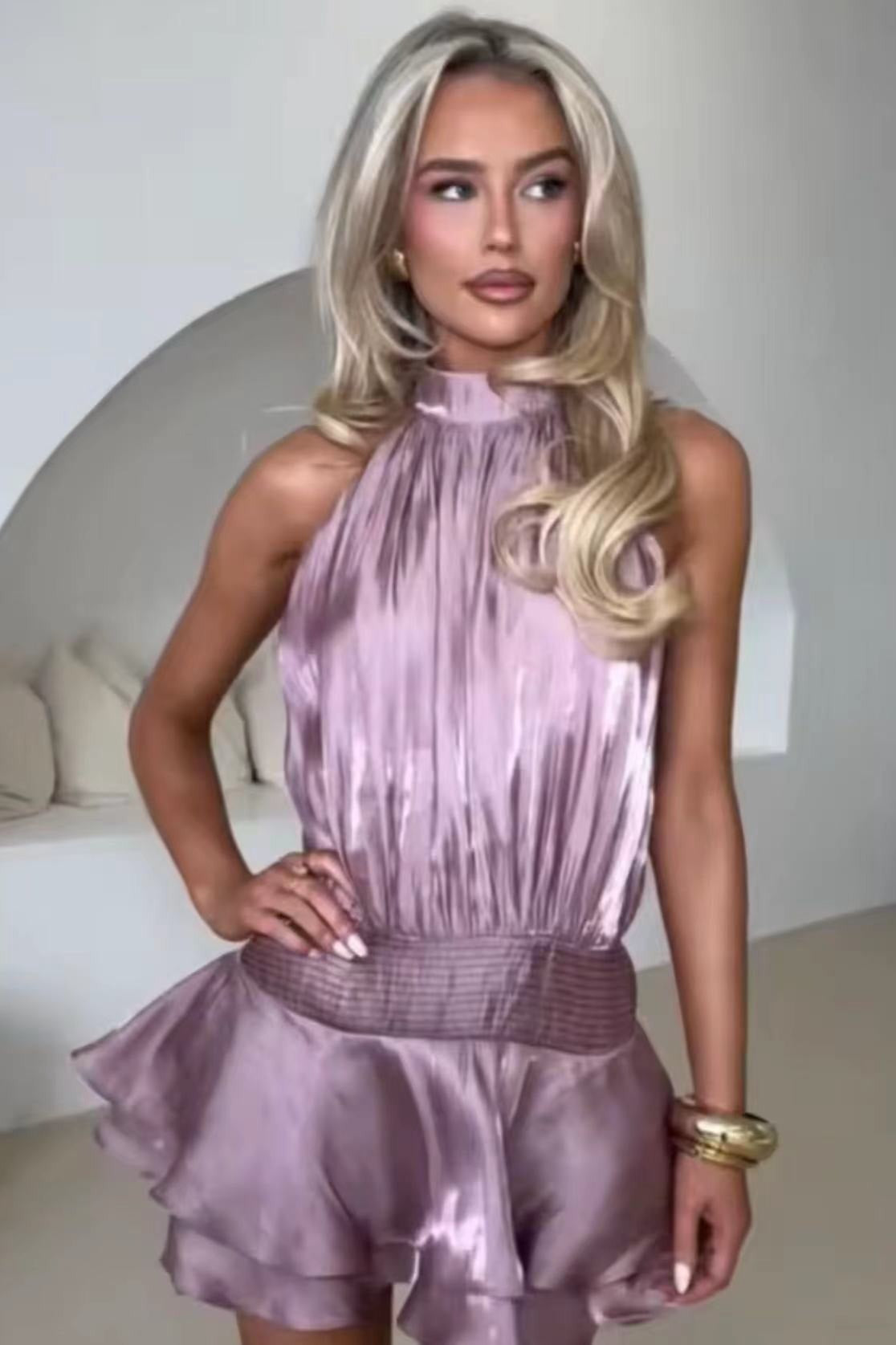 Minivestido elegante de jacquard satinado a rayas con cuello halter