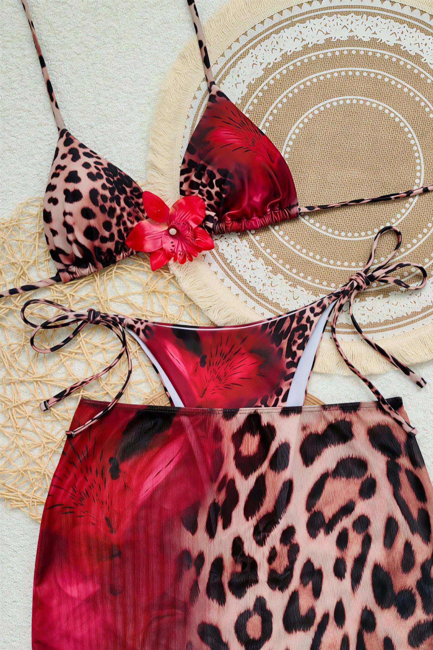 Conjunto de baño de tres piezas con bloques de color y estampado de leopardo