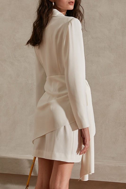 Elegante vestido de cóctel con cuello en V y cinturón