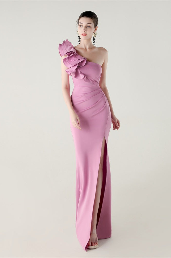 Vestido de fiesta de satén con volantes florales y un solo hombro