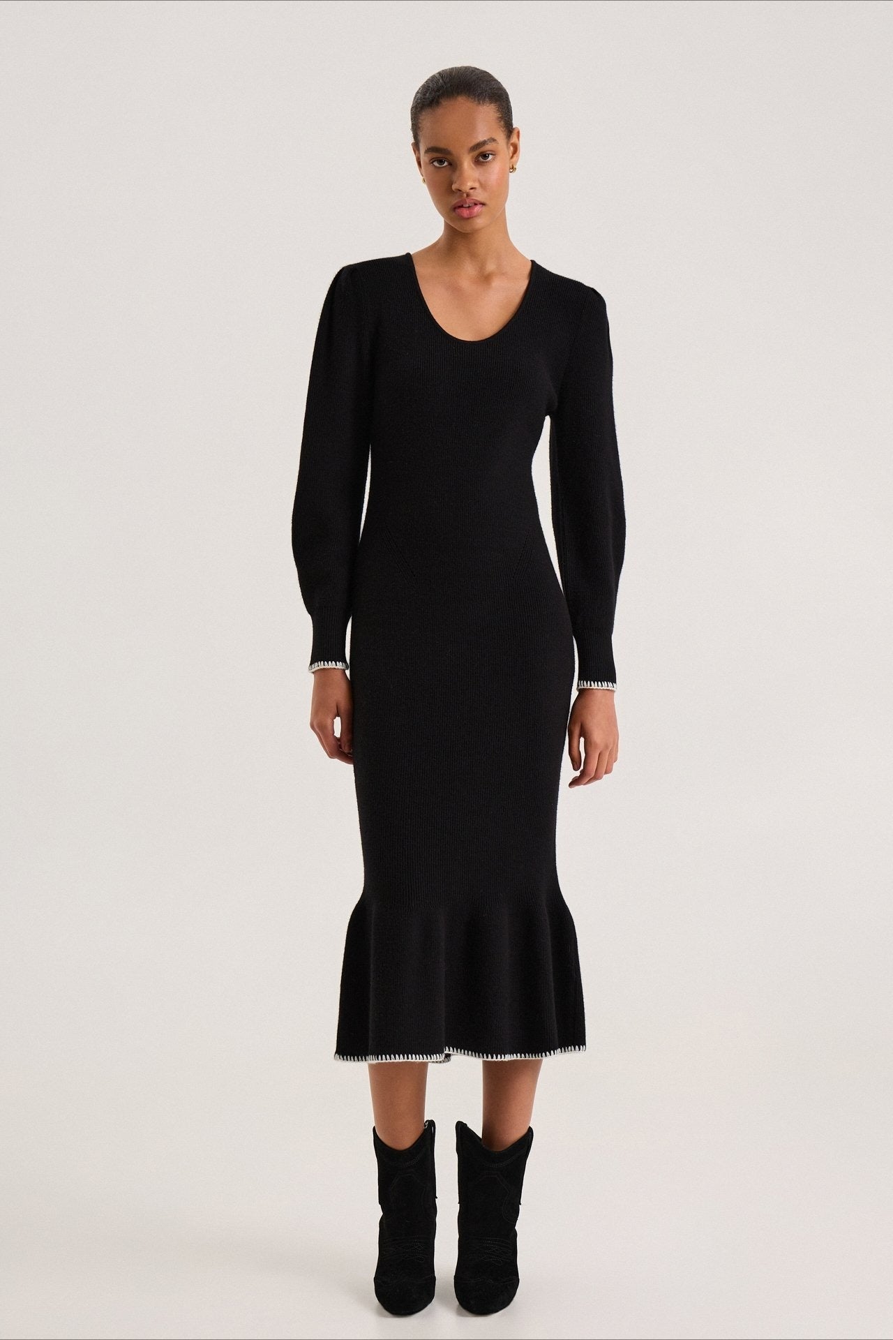 Vestido de suéter con volantes y ribete en contraste