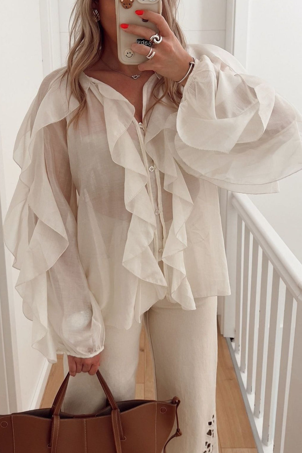 Blusa de moda con cuello en V y volantes para ir a la oficina