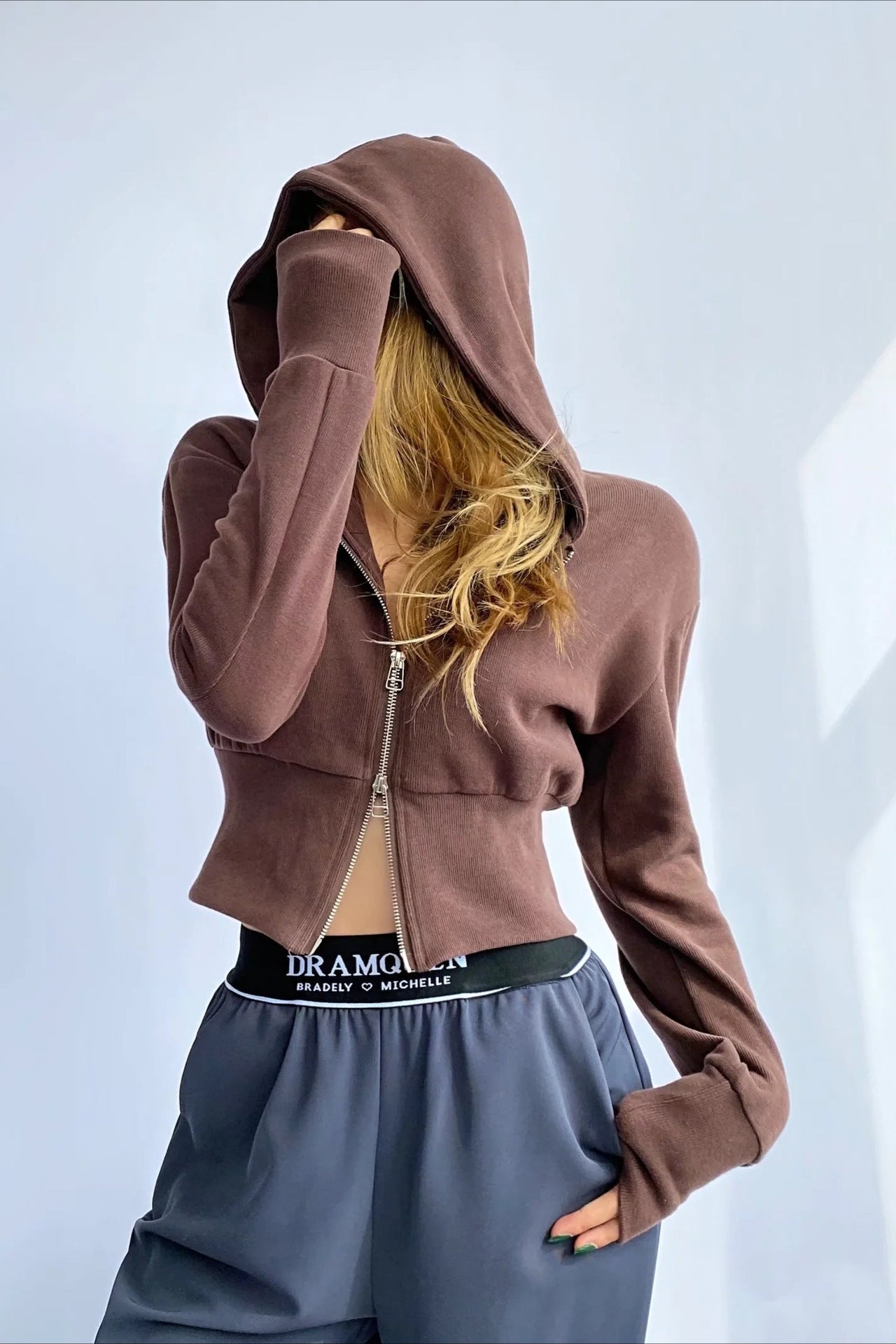 Sudadera con capucha corta, doble cremallera y corte ajustado