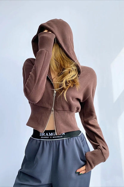 Sudadera con capucha corta, doble cremallera y corte ajustado