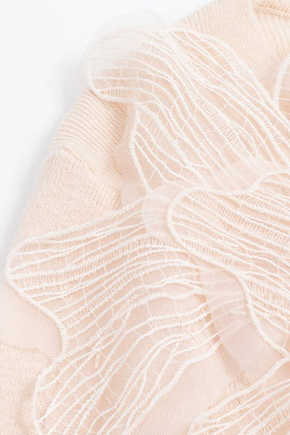 Top de punto con detalles de encaje y plumas