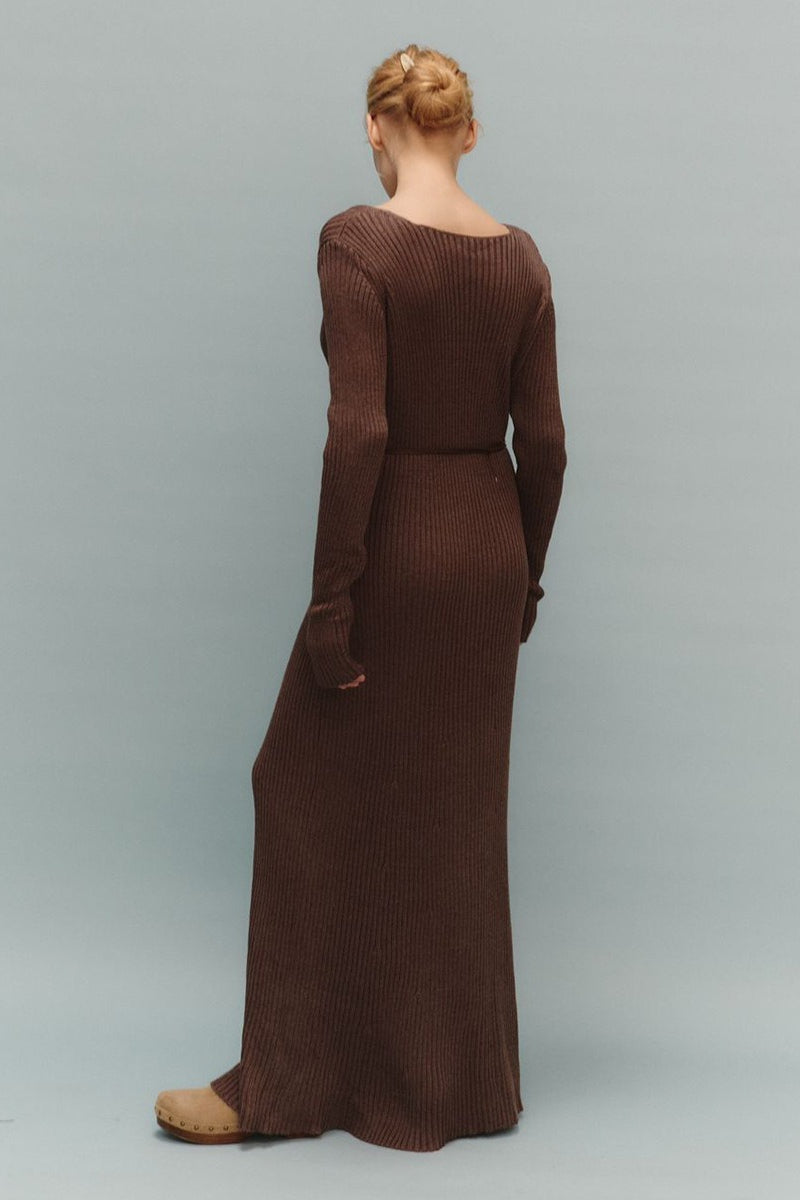 Vestido de punto de manga larga con cuello en V