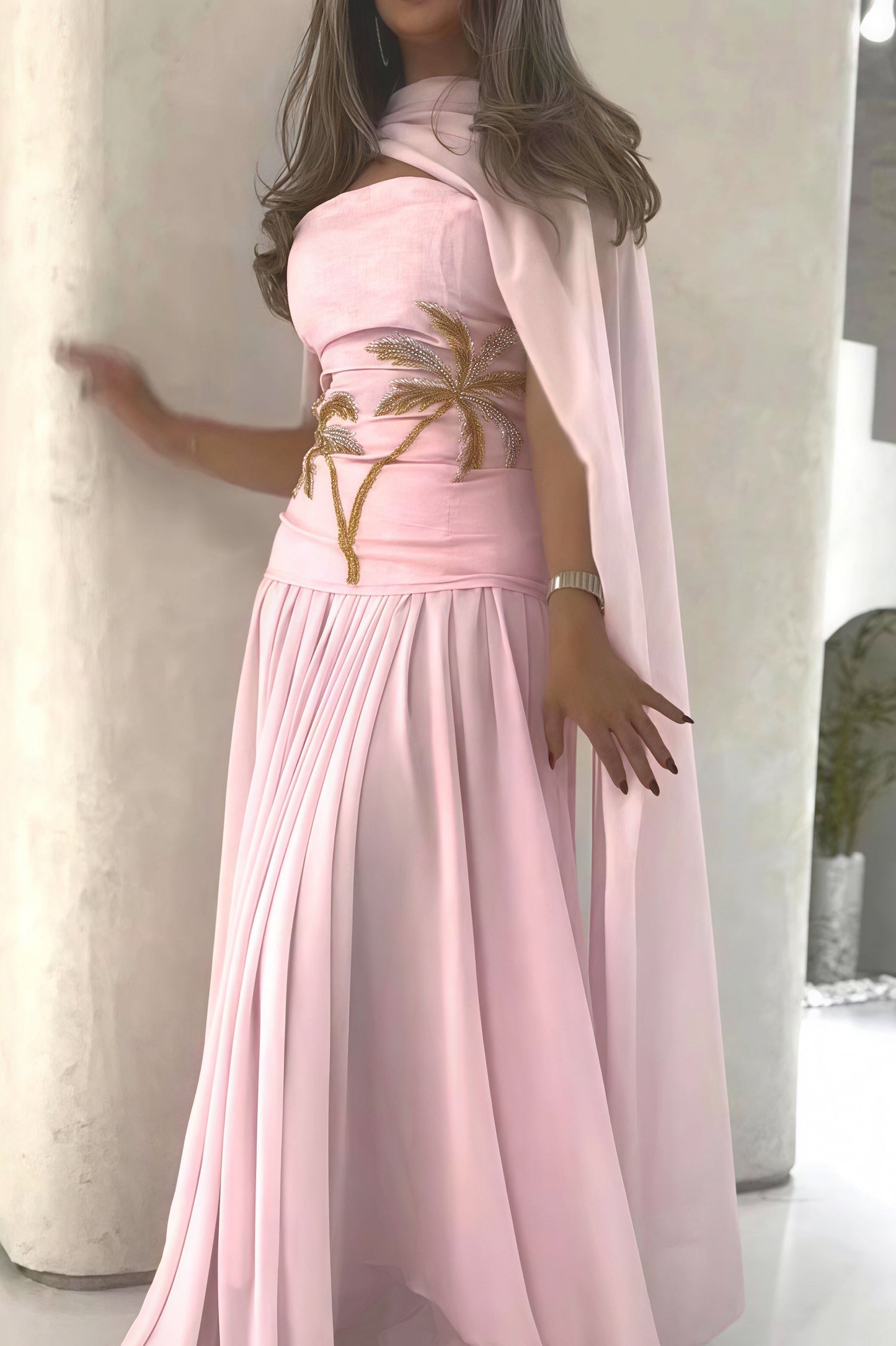 Elegante vestido largo de gasa con capa y abalorios