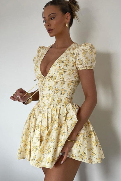 Minivestido fruncido con cuello de pico y estampado floral