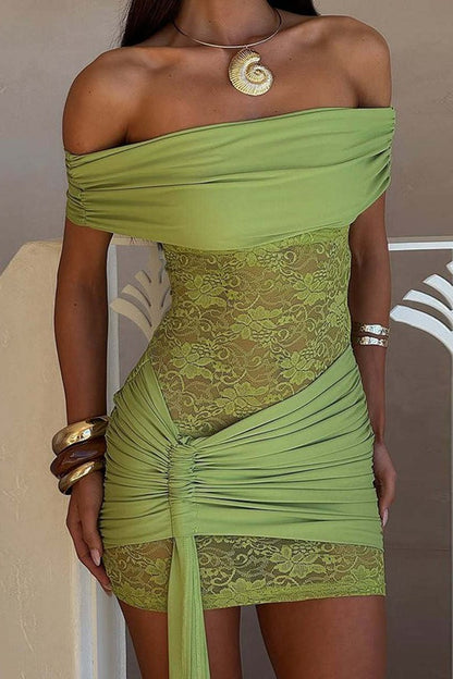 Minivestido ajustado de encaje sexy sin tirantes con hombros descubiertos y lazo transparente