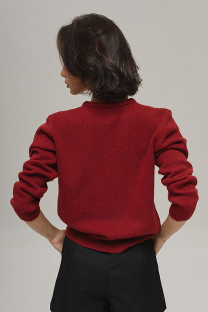 Cárdigan minimalista de punto con cuello redondo y hebilla dorada