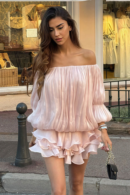Minivestido con volantes escalonados y hombros descubiertos