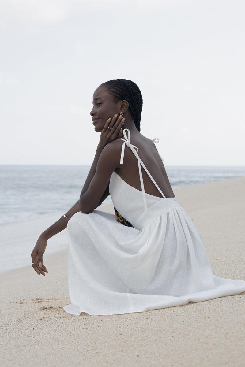 Vestido Midi Elegante de Algodón con Tirantes Finos Escote en V y Espalda Descubierta Anudada