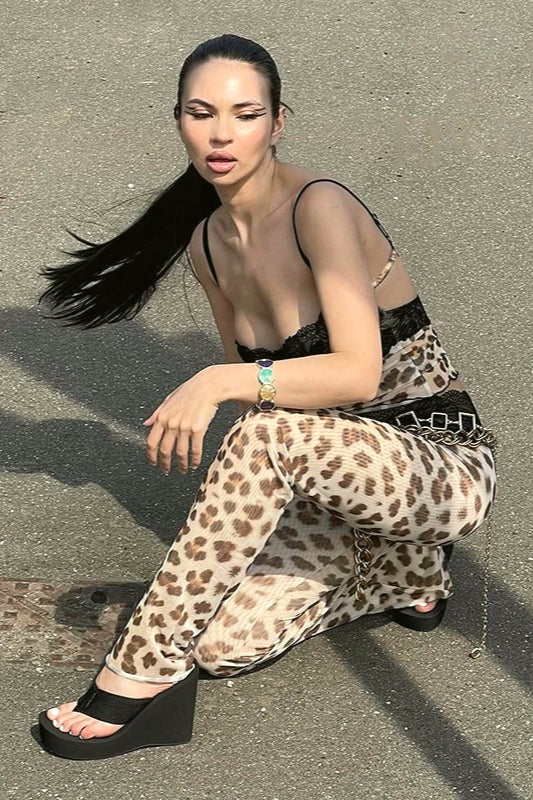 Conjunto de dos piezas de top corto con encaje estampado de leopardo y pantalones de talle bajo