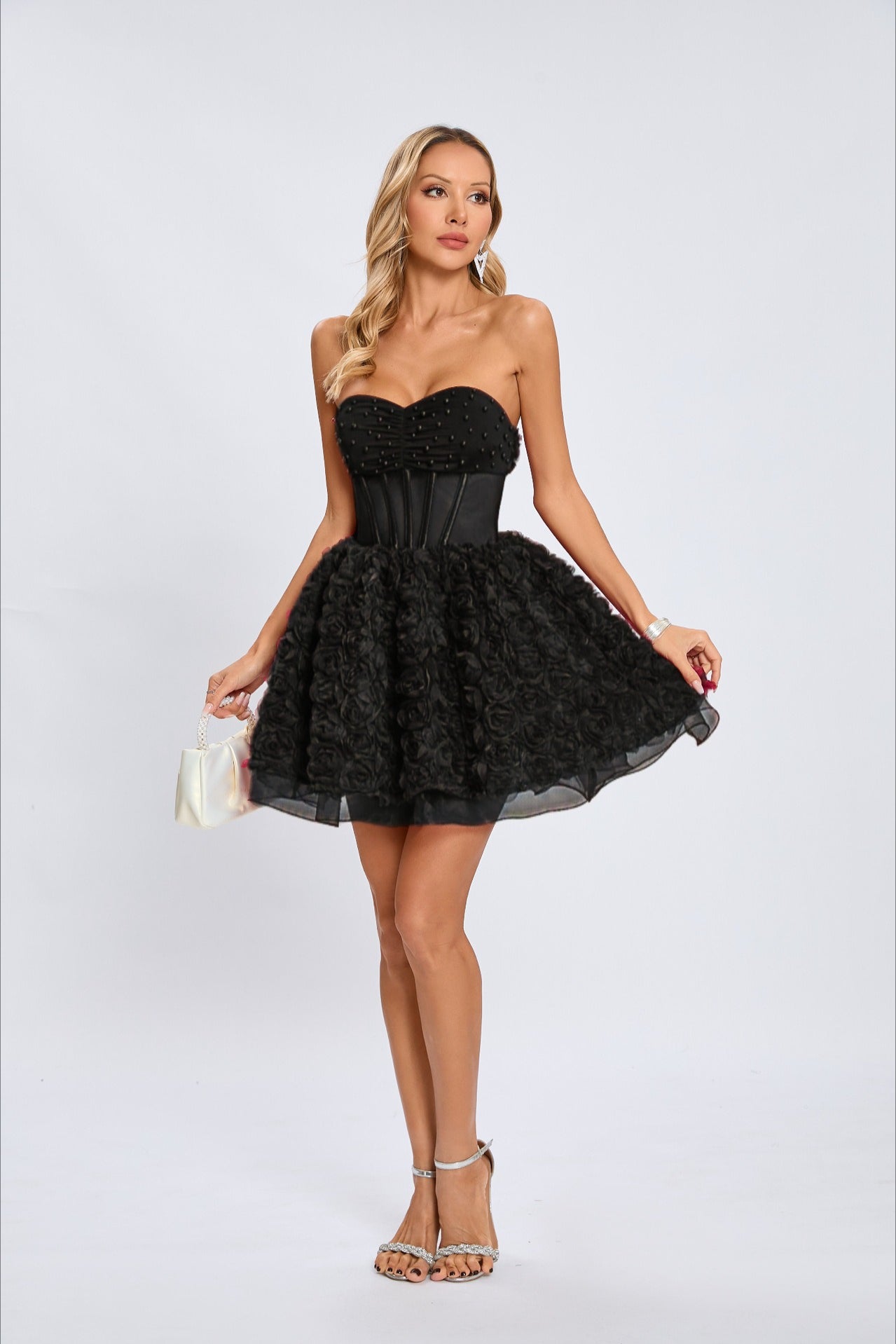 Vestido de fiesta sin tirantes con cuentas y mangas abullonadas