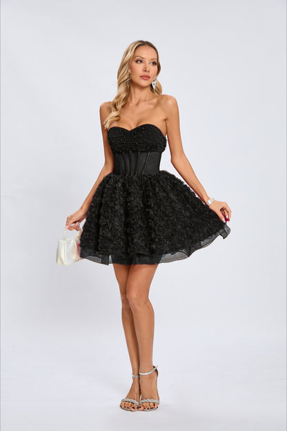 Vestido de fiesta sin tirantes con cuentas y mangas abullonadas