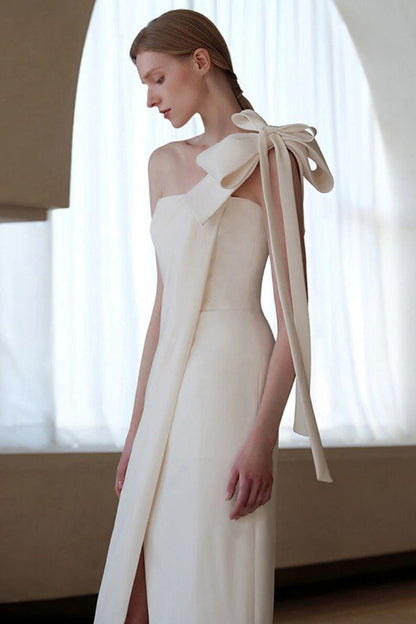 Vestido de recepción minimalista de satén con lazo y abertura alta