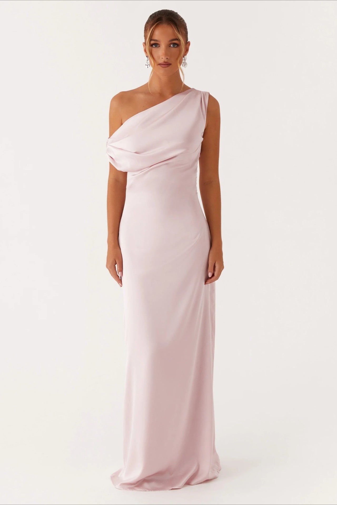 Vestido formal de cuello asimétrico liso