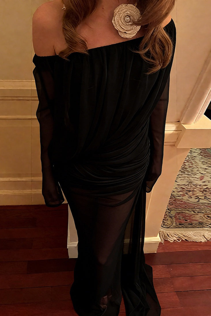 Maxivestido elegante de malla transparente con hombros descubiertos y fruncido