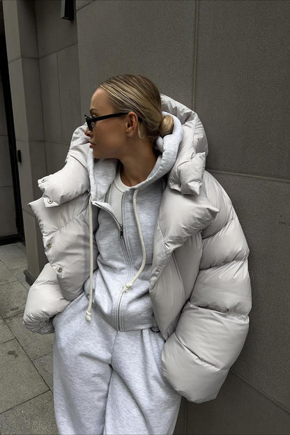 Chaqueta acolchada corta con capucha