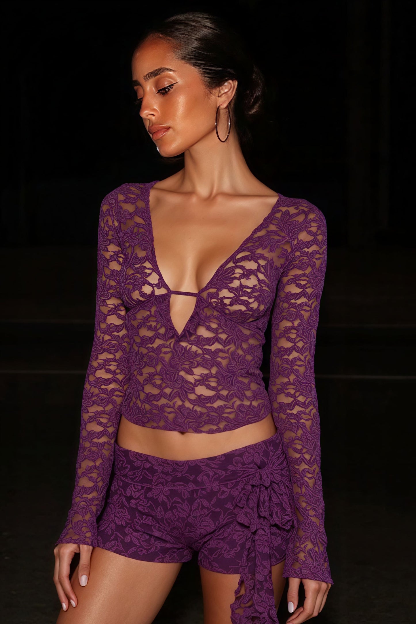 Sensual blusa de manga larga transparente con escote pronunciado de encaje
