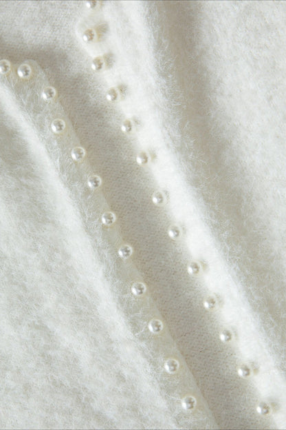 Elegante suéter de punto con cuello de pico y perlas