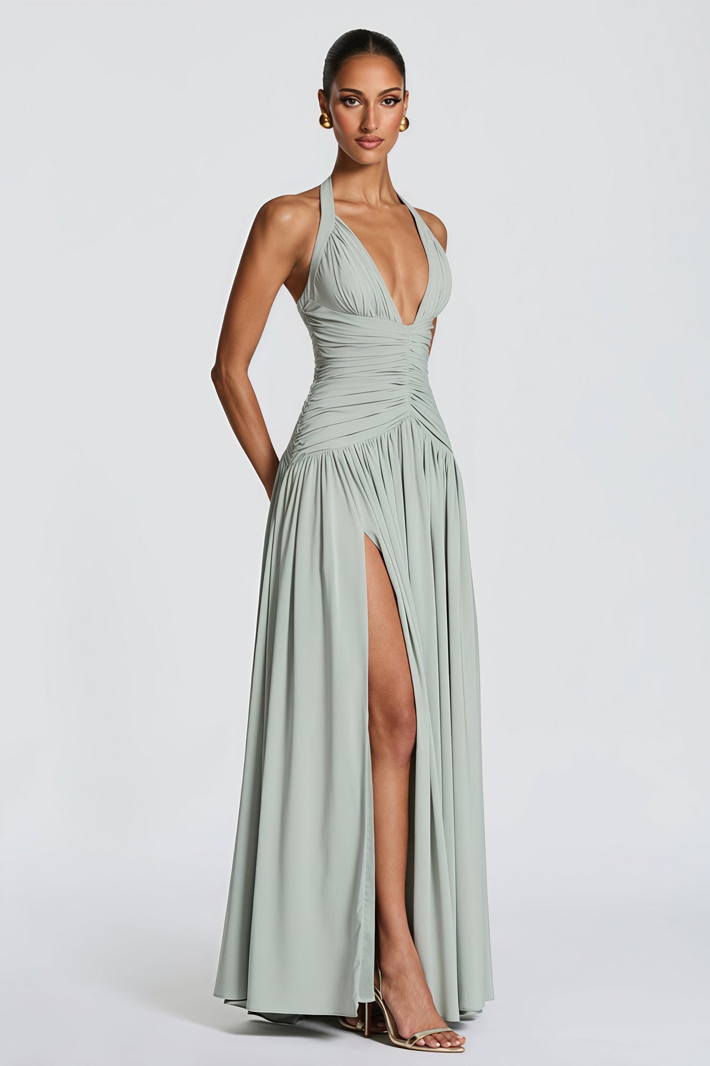 Elegante vestido maxi con cuello halter y espalda descubierta con abertura