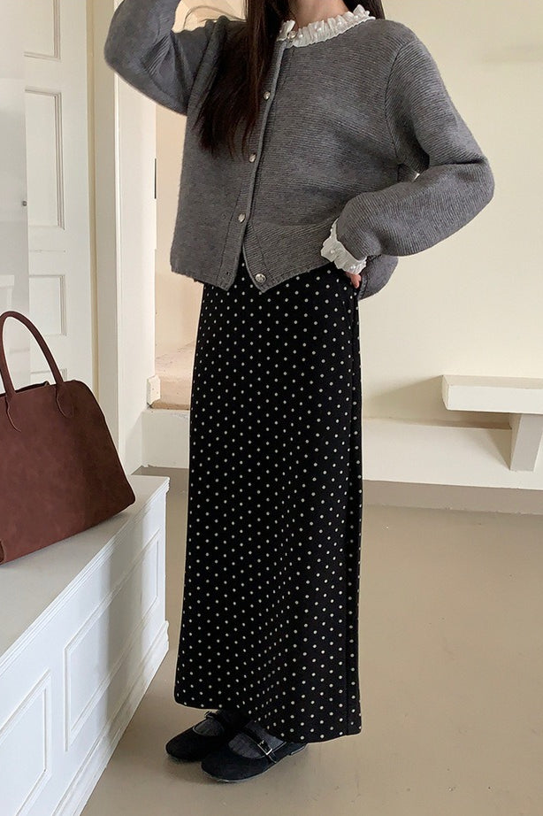 Falda de talle alto con lunares y abertura trasera