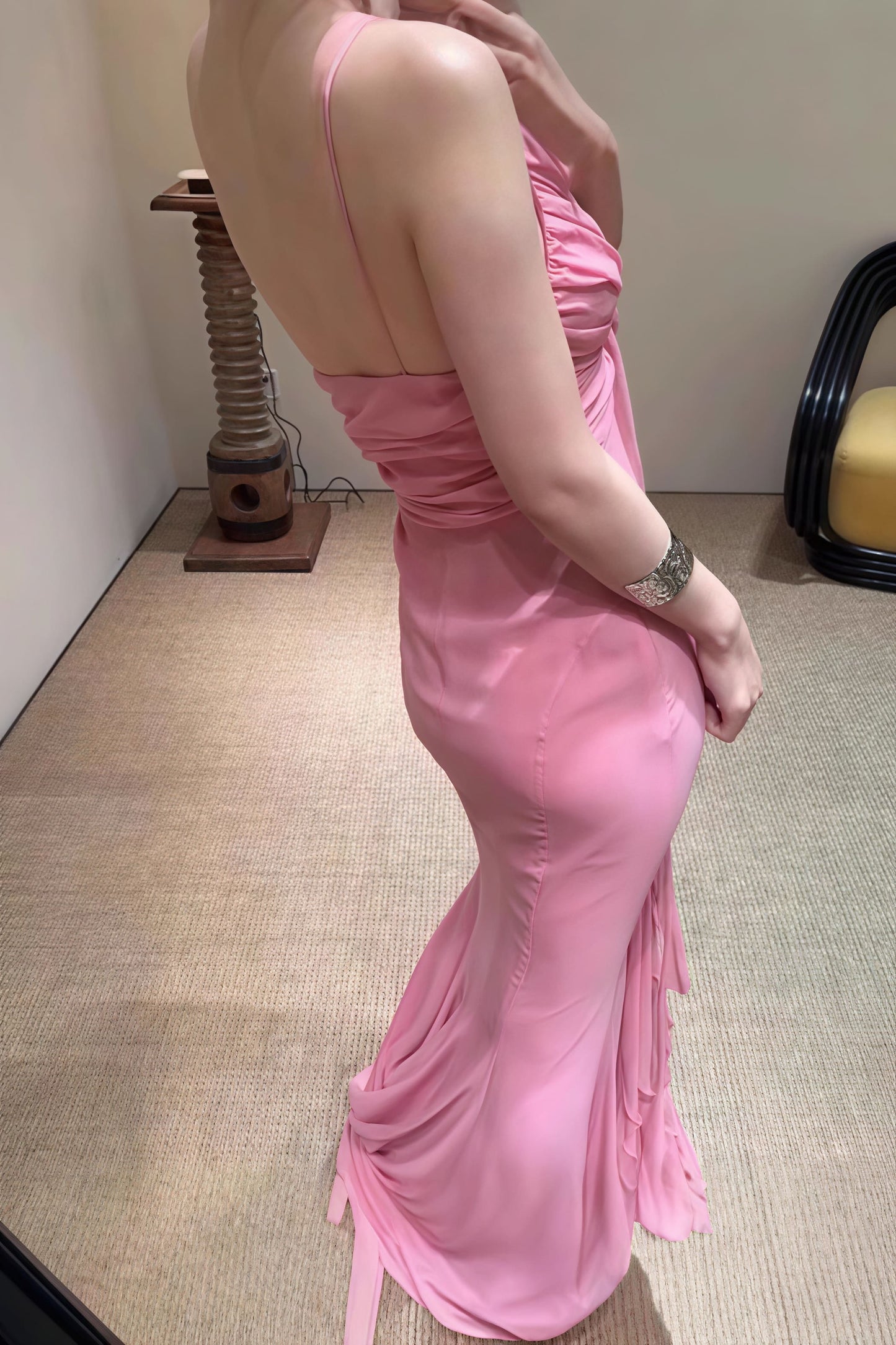 Vestido maxi sin espalda con tirantes finos y rosas 3D