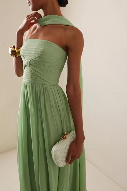 Vestido maxi elegante sin tirantes con lazo y fajín