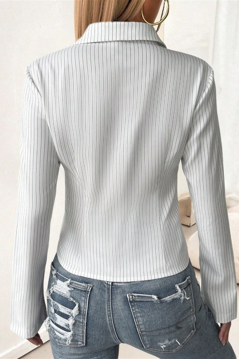 Blusa de manga larga acampanada con solapas y hebillas