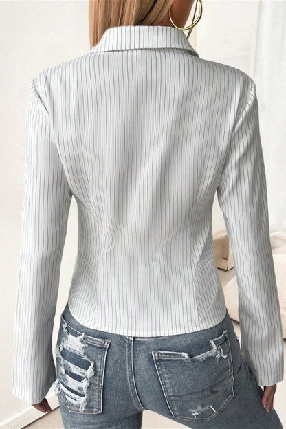 Blusa de manga larga acampanada con solapas y hebillas