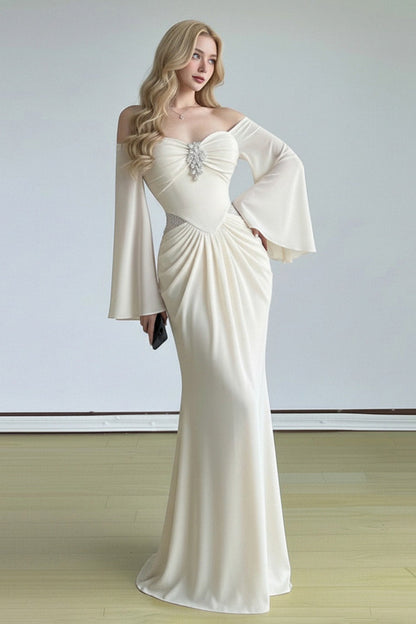 Vestido de fiesta ajustado con mangas acampanadas y escote tipo tubo