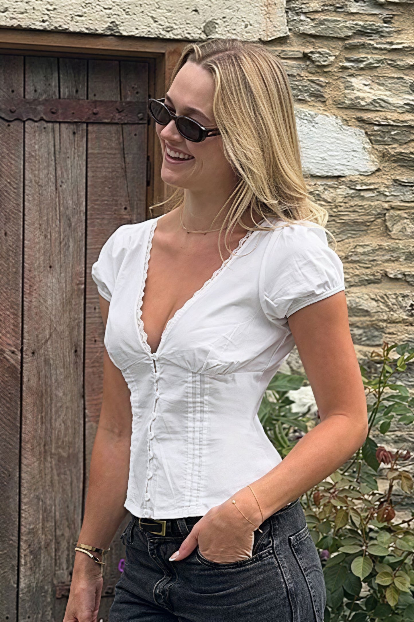 Blusa de encaje con retales, cuello de pico y mangas abullonadas