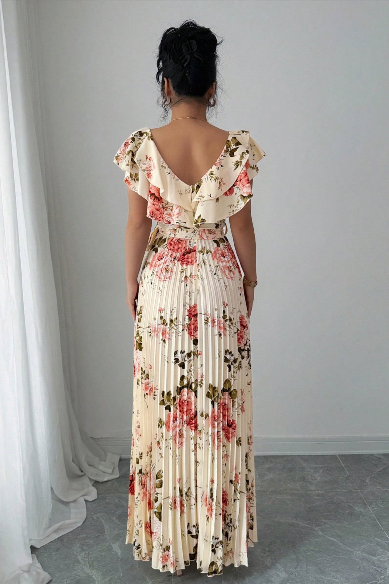 Vestido largo elegante plisado con cuello en V, estampado floral y manga con volantes
