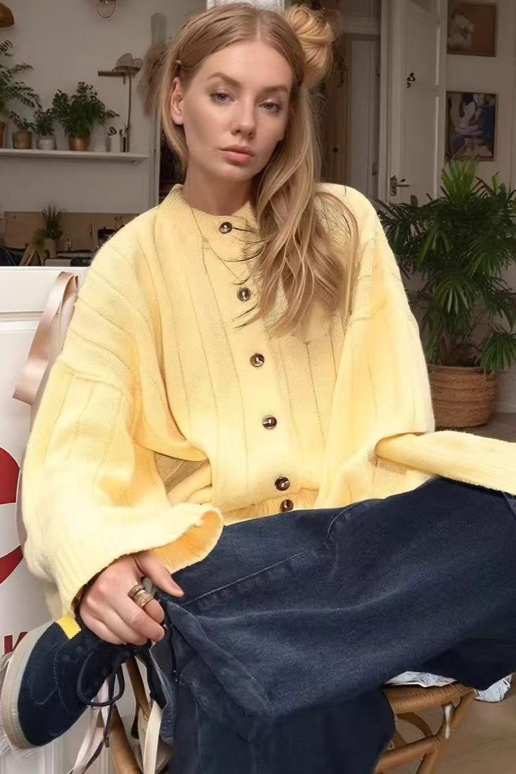 Cárdigan de punto amarillo con cuello redondo y canalé