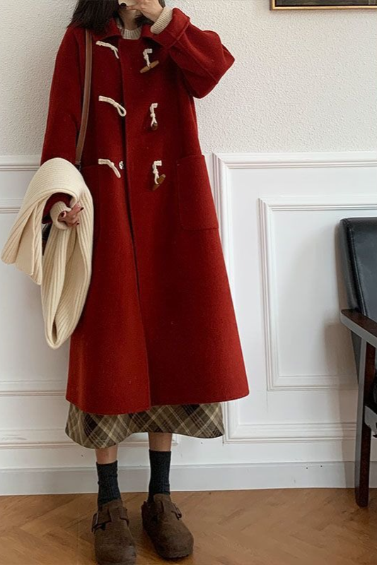 Abrigo de Lana Gruesa Roja Pequeña con Botones de Cuerno