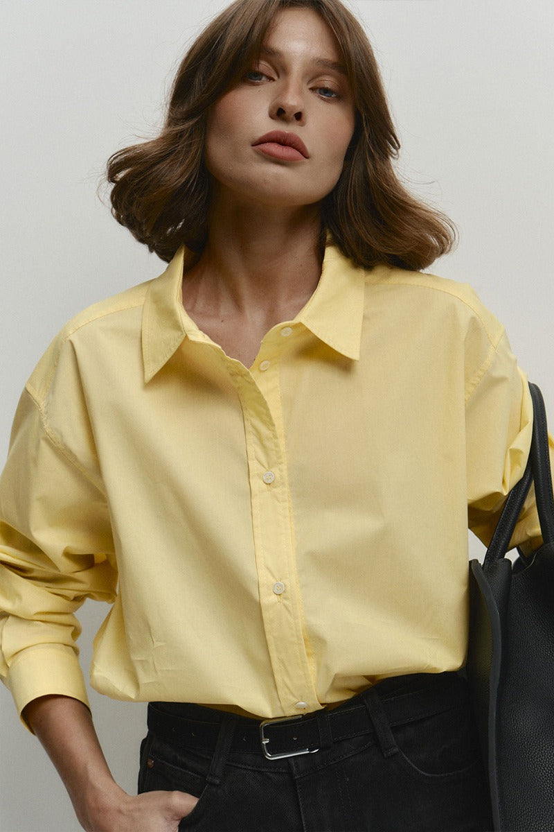 Camisa suelta de algodón amarilla con botones para ir al trabajo