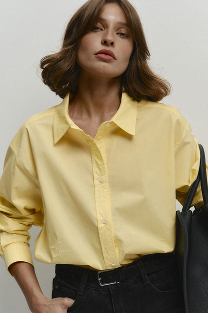 Camisa suelta de algodón amarilla con botones para ir al trabajo