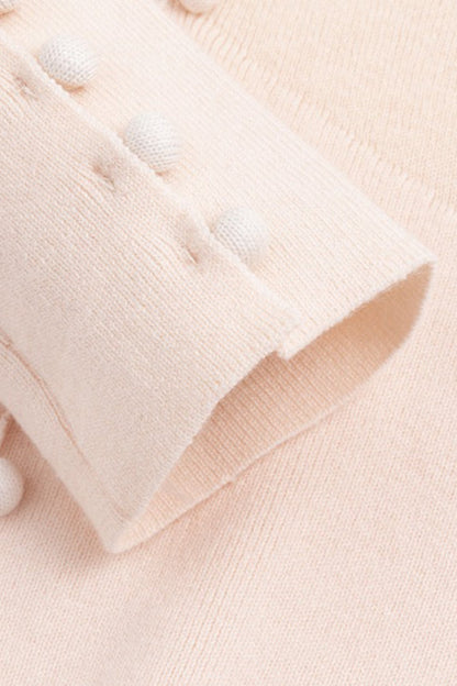 Top de punto con detalles de encaje y plumas