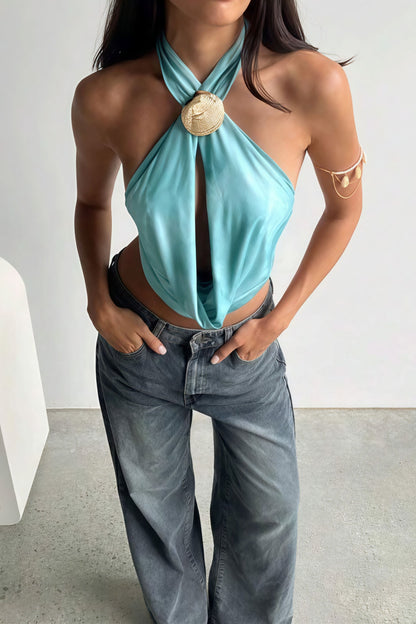 Top halter con cuello desbocado, espalda descubierta y detalles de conchas