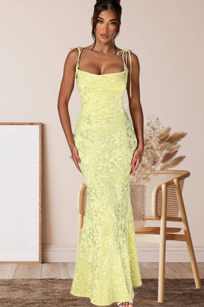 Vestido de fiesta formal tipo sirena sin espalda con faja sólida