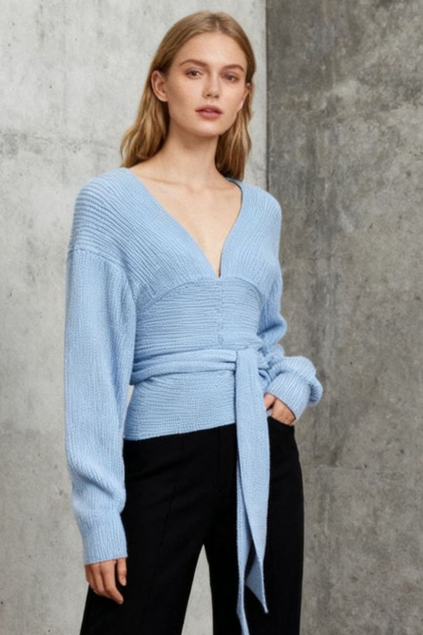 Top de punto con cuello de pico ajustado