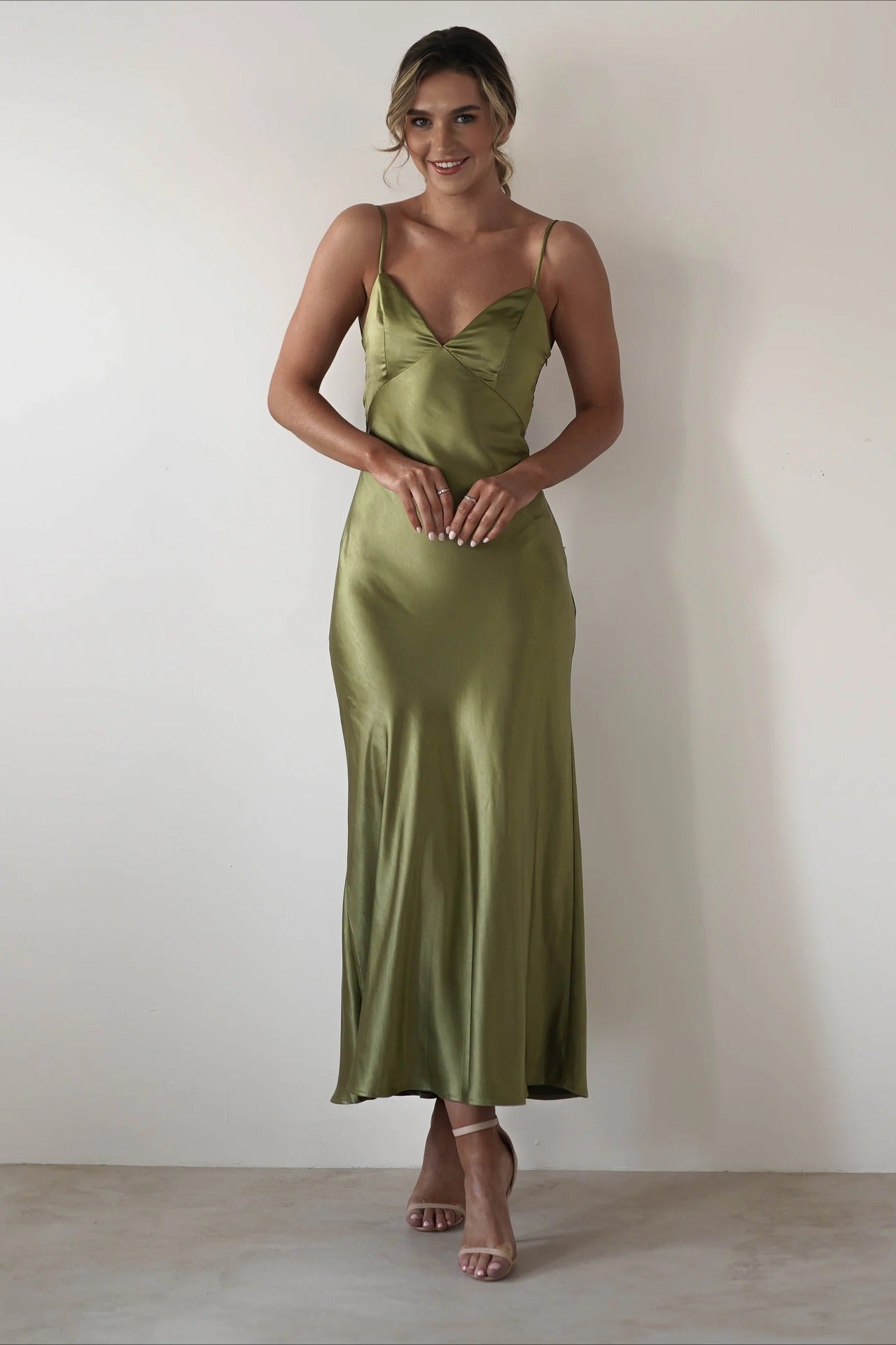 Vestido de fiesta sin espalda con lazo de satén