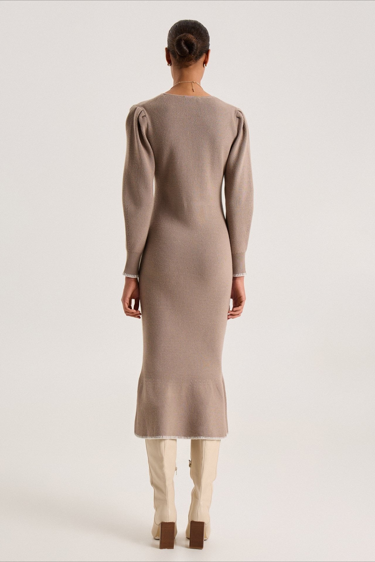 Vestido de suéter con volantes y ribete en contraste