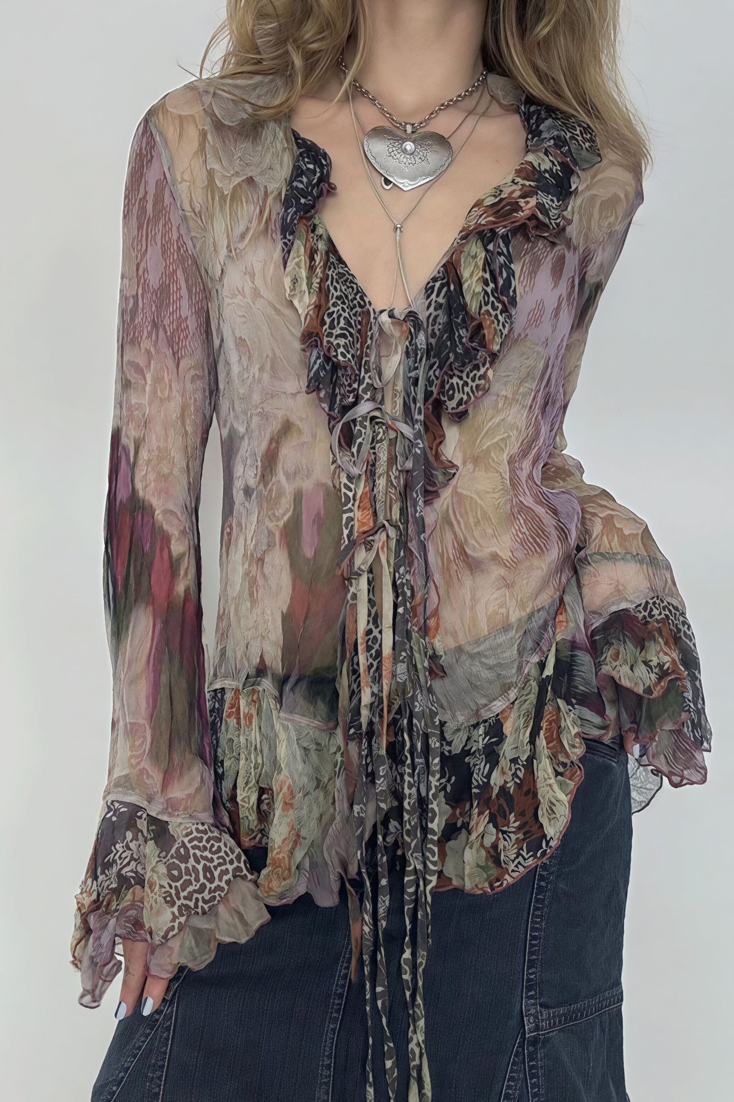 Blusa con volantes en las mangas y diseño tie-dye