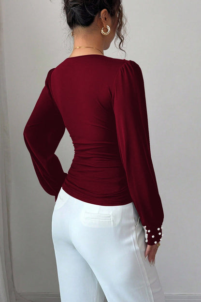 Camiseta sexy de manga larga con cuello de pico, fruncido en la cintura y detalles de perlas