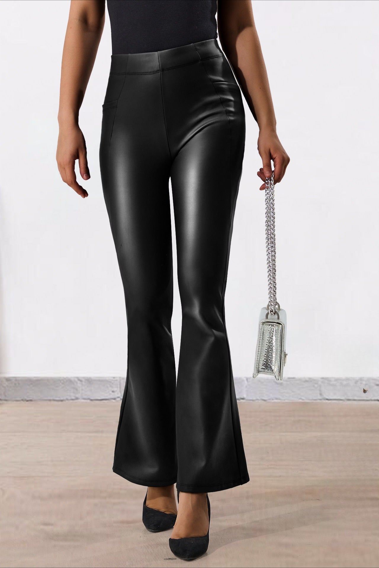 Leggings acampanados utilitarios de piel sintética con forro polar